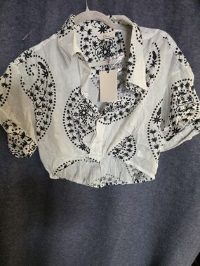Elan White Cropped Button-Down with Black Paisley Floral Print